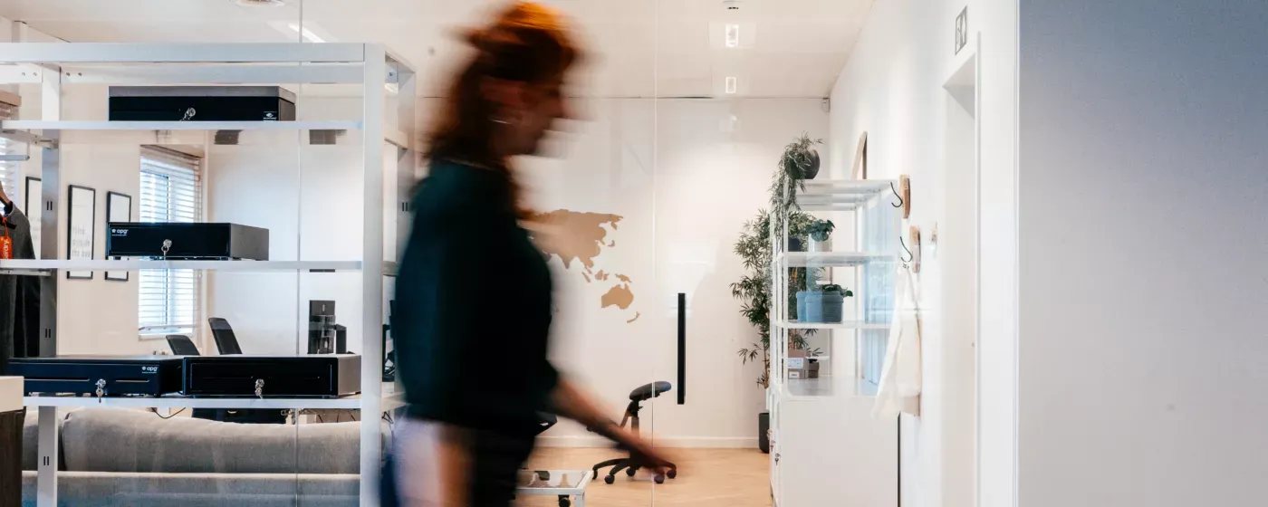 Collega's van Becosoft aan het werk op kantoor